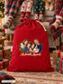 Visuel d’illustration – une hotte de Noël rouge remplie de cadeaux devant le canapé, le matin de Noël, avec le portrait d’une famille de quatre et de son chien, style Couronne de Noël, texte « La famille Laurent » en lettres dorées