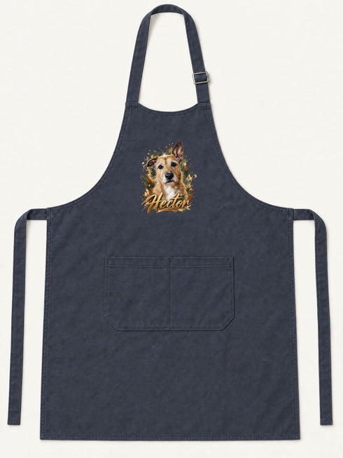 Visuel d’illustration – tablier de cuisine bleu marine en coton, à plat, vue de face, avec le portrait d’Hector, chien fictif, style Portrait signature, prénom en lettres dorées