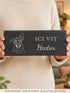 Visuel d’illustration, image de synthèse : la plaque « Ici vit Hector » en line art tenue dans deux mains, pour l’échelle (30 × 11 cm)