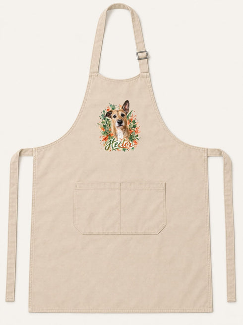Visuel d’illustration – tablier de cuisine crème en coton, à plat, vue de face, avec le portrait à l’aquarelle d’Hector, chien fictif, et son prénom