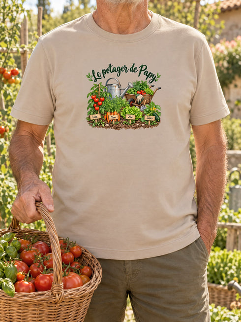 Visuel d’illustration – Grand-père portant un t-shirt sable personnalisé « Le potager de Papy » avec les prénoms Léa, Tom, Zoé et Jules sur les étiquettes