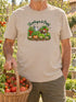 Visuel d’illustration – Grand-père portant un t-shirt sable personnalisé « Le potager de Papy » avec les prénoms Léa, Tom, Zoé et Jules sur les étiquettes