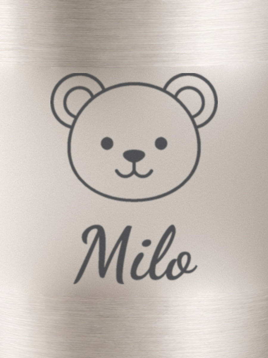 Visuel d’illustration – gros plan de la gravure dans l’inox : tête d’ourson et « Milo »