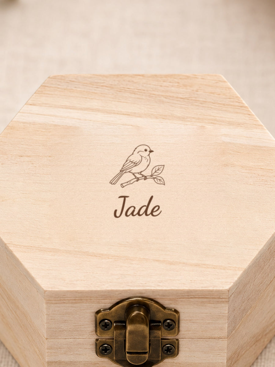 Visuel d’illustration – gros plan de la gravure sur le couvercle : un oiseau sur une branche et « Jade »
