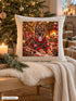 Visuel d’illustration – housse de coussin naturel au pied du sapin, avec un plaid crème et des bougies, avec le portrait de Caisy, berger allemand, en pull de Noël, style Pull de Noël