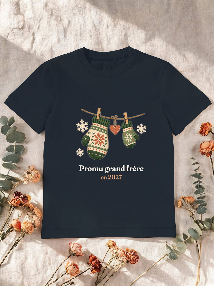 Visuel d’illustration – T-shirt enfant navy avec le motif deux moufles et « Promu grand frère en 2027 » (exemple)