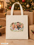 Visuel d’illustration – tote bag au pied d’un sapin de Noël, entre des paquets kraft, avec un portrait de famille fictive en style Portrait signature, texte « Famille Laurent »