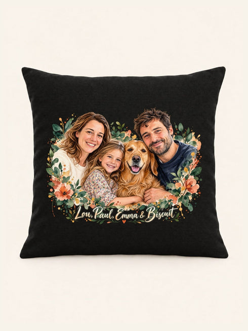Visuel d’illustration – housse de coussin noire 40 × 40 cm, vue de face, avec le portrait à l’aquarelle d’une famille et de son chien, texte clair « Lou, Paul, Emma & Biscuit »