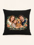 Visuel d’illustration – housse de coussin noire 40 × 40 cm, vue de face, avec le portrait à l’aquarelle d’une famille et de son chien, texte clair « Lou, Paul, Emma & Biscuit »