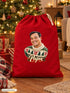 Visuel d’illustration – hotte de Noël rouge remplie de cadeaux au pied d’un sapin illuminé, avec le portrait d’un papa, style Noël douillet, texte « Papa » en lettres dorées