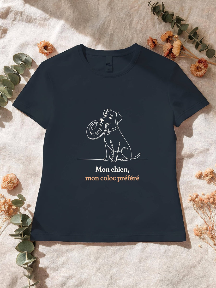 Visuel d’illustration – T-shirt femme navy avec le motif un chien assis qui tient un chapeau dans la gueule, dessiné d’un seul trait continu et « Mon chien, mon coloc préféré »