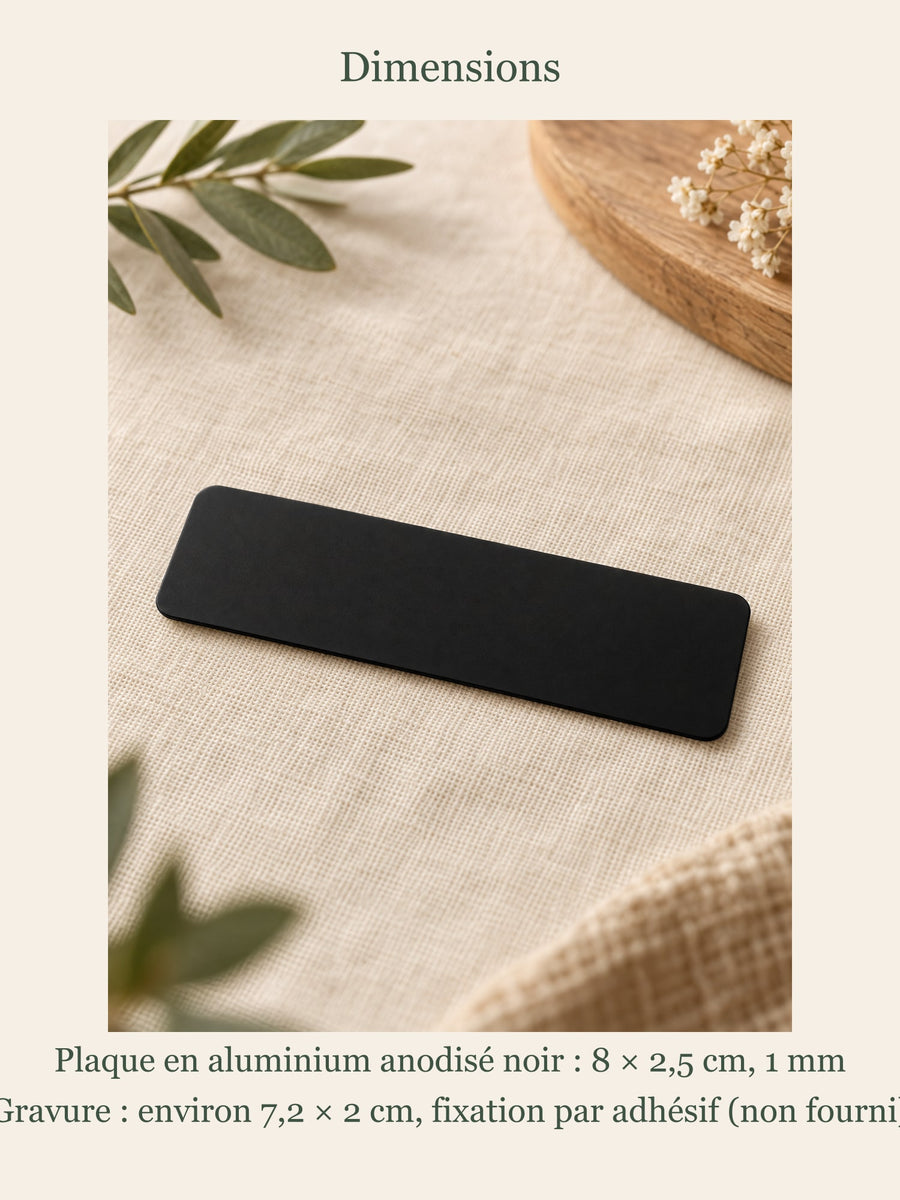 Visuel d’illustration – dimensions de la plaque : 8 × 2,5 cm