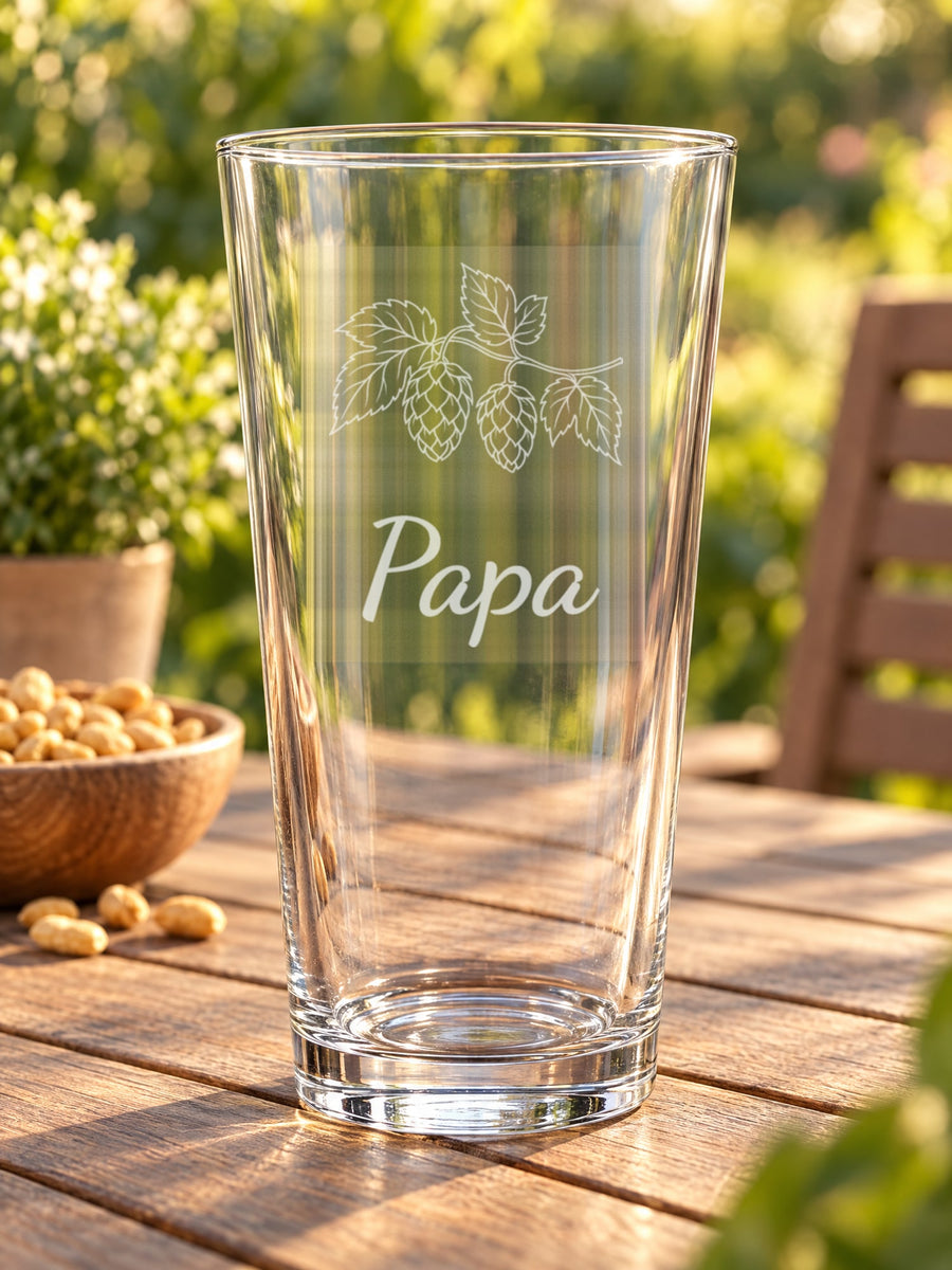 Visuel d’illustration – verre à bière sur une table de jardin, gravé « Papa » (exemple)
