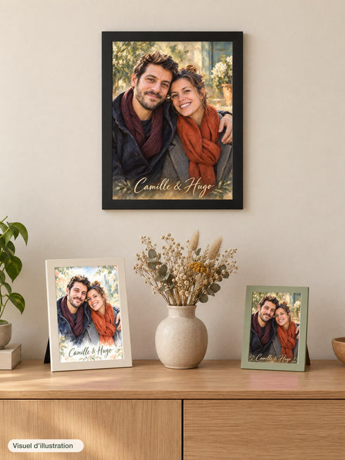 Visuel d’illustration – les trois tailles : cadre noir 30 × 40 cm accroché au mur, cadres 21 × 30 cm blanc et 13 × 18 cm vert posés sur un buffet, avec un portrait de couple fictif, style plein cadre Peinture et un portrait de couple fictif, style plein cadre Aquarelle