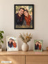 Visuel d’illustration – les trois tailles : cadre noir 30 × 40 cm accroché au mur, cadres 21 × 30 cm blanc et 13 × 18 cm vert posés sur un buffet, avec un portrait de couple fictif, style plein cadre Peinture et un portrait de couple fictif, style plein cadre Aquarelle
