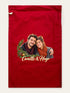 Visuel d’illustration – hotte de Noël en coton rouge cerise, 40 × 62 cm, à plat, vue de face, avec le portrait d’un couple, style Couronne de Noël, texte « Camille & Hugo » en lettres dorées