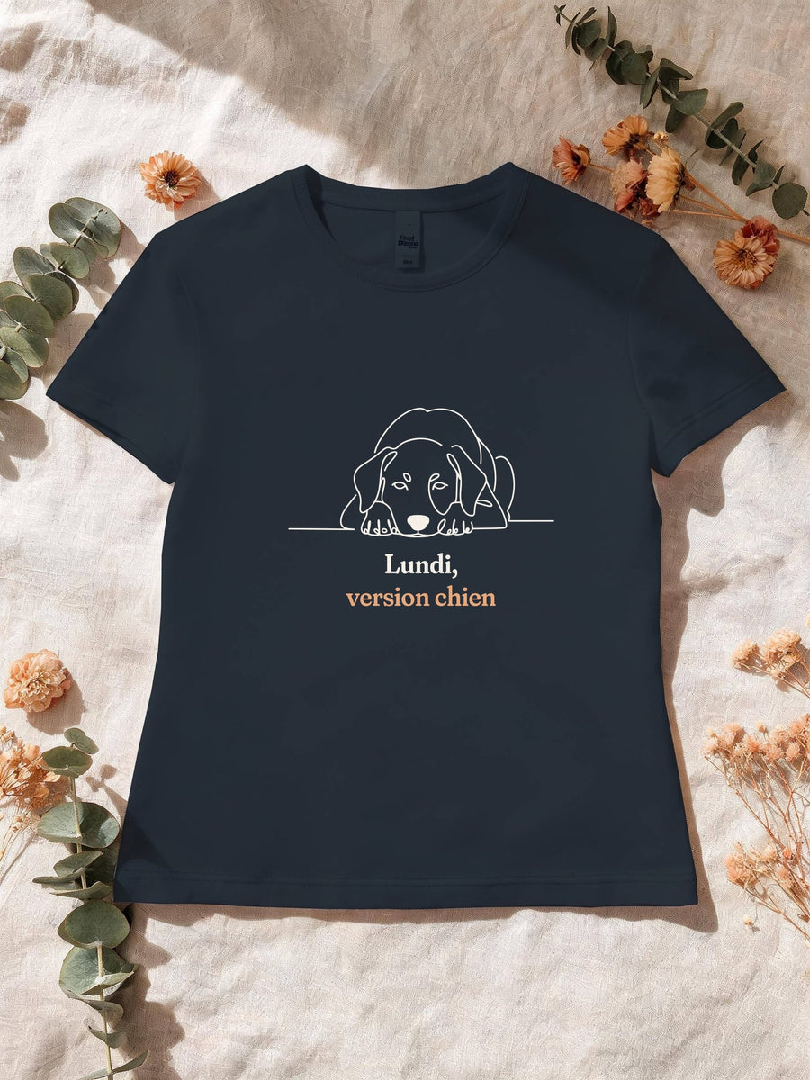 Visuel d’illustration – T-shirt femme navy avec le motif un chien allongé, la tête posée sur les pattes, l’air de bouder, dessiné d’un seul trait continu et « Lundi, version chien »