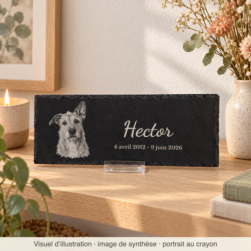 Visuel d’illustration, image de synthèse : plaque souvenir en ardoise sur une étagère, avec une bougie et des fleurs séchées