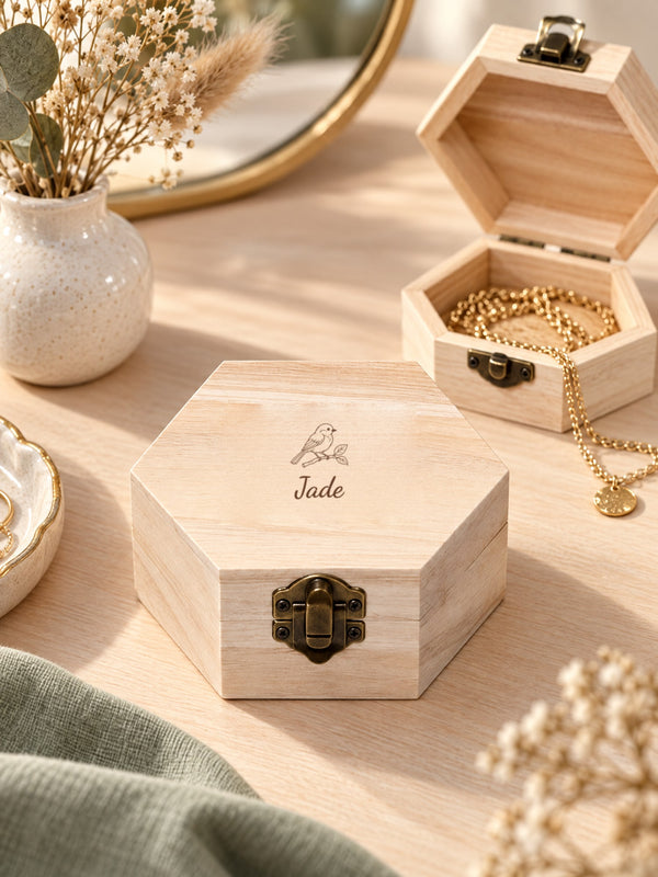 Visuel d’illustration – coffret en bois sur une coiffeuse, gravé d’un oiseau et « Jade » (exemple de prénom)