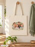 Visuel d’illustration – tote bag accroché à une patère en bois dans une entrée, écharpe et plante verte, avec un portrait de famille fictive en style Portrait signature, texte « Famille Laurent »