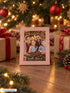 Visuel d’illustration – cadre rose pastel 13 × 18 cm au pied d’un sapin de Noël, avec un portrait de famille fictive, style plein cadre Noël au coin du feu
