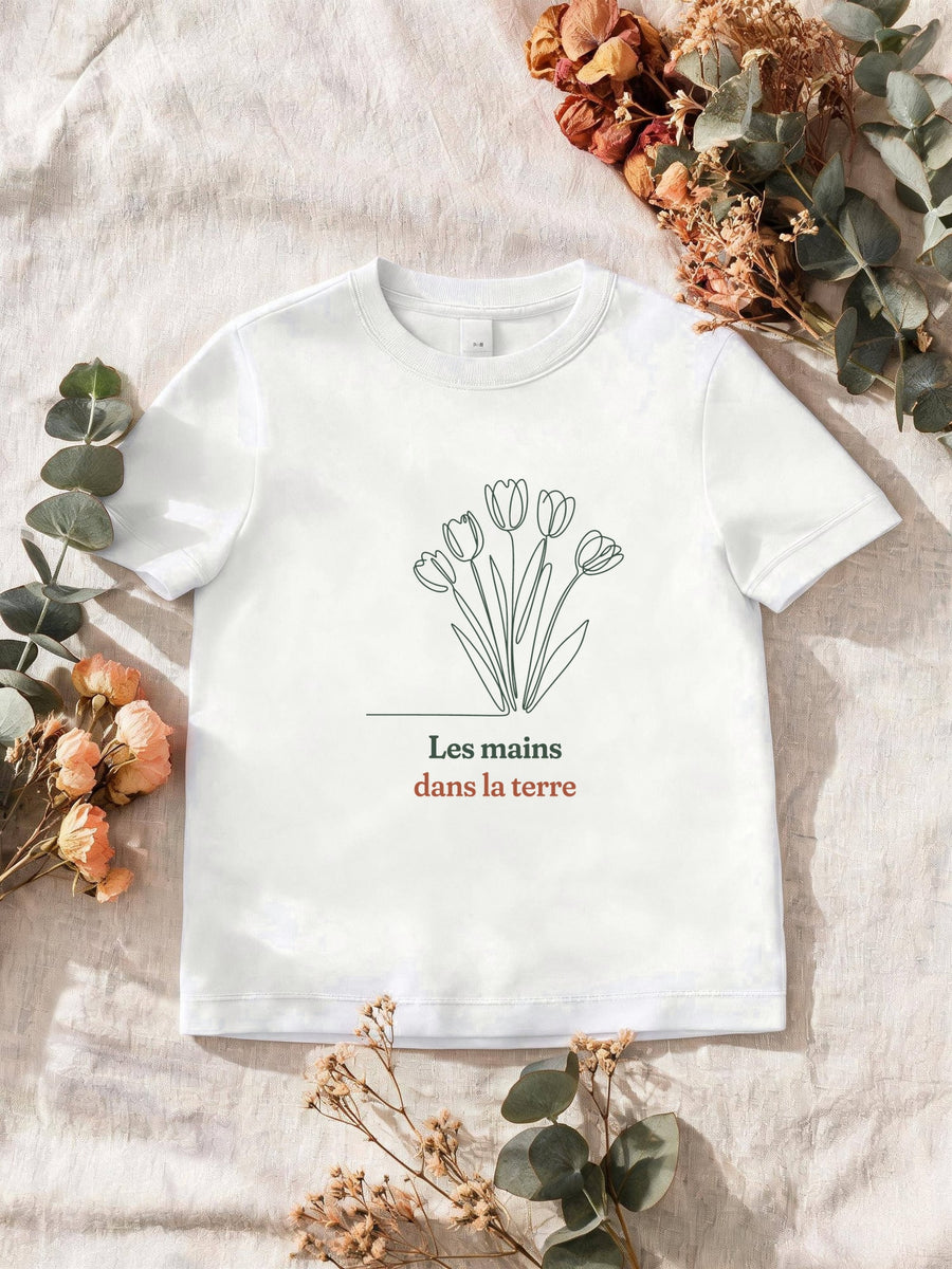 Visuel d’illustration – T-shirt homme blanc avec le motif un bouquet de tulipes, dessiné d’un seul trait continu et « Les mains dans la terre »
