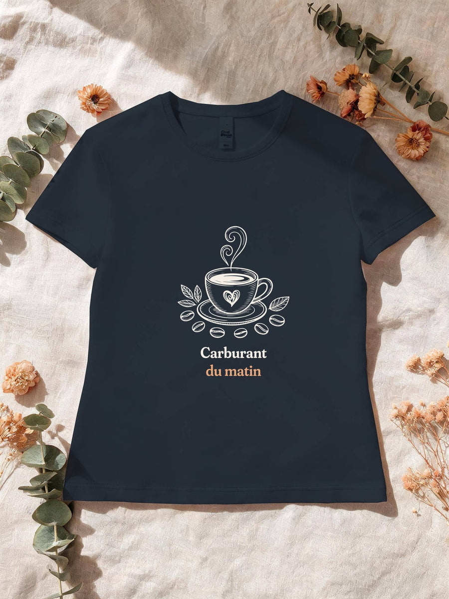 Visuel d’illustration – T-shirt femme navy avec le motif une tasse de café noir à cœur, entourée de feuilles et de grains de café, d’où monte une volute et « Carburant du matin »