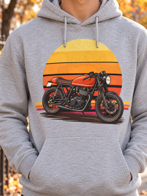 Visuel d’illustration : homme portant le sweat à capuche gris imprimé d’une moto orange devant un soleil rayé rétro