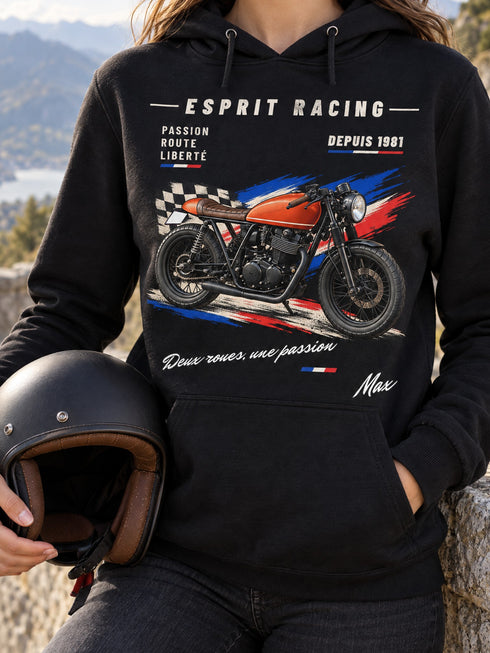 Visuel d’illustration : femme en sweat noir Affiche de course d’une moto, casque à la main, sur une route de montagne