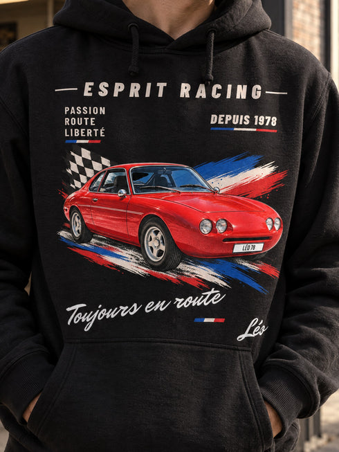 Visuel d’illustration : homme en sweat noir avec l’impression Affiche de course d’un coupé rouge