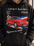 Visuel d’illustration : homme en sweat noir avec l’impression Affiche de course d’un coupé rouge