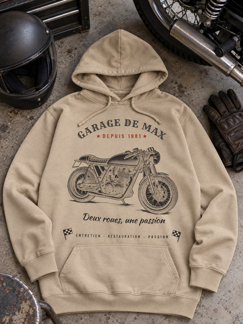 Visuel d’illustration : sweat sable Garage vintage posé à plat sur le sol d’un atelier, casque et gants