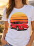 Visuel d’illustration : femme portant le t-shirt blanc imprimé d’un coupé rouge devant un soleil rayé rétro