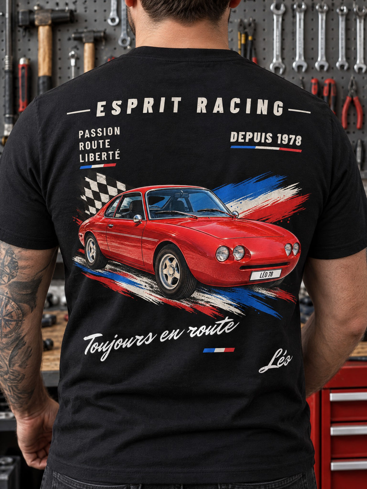 Visuel d’illustration – homme en t-shirt noir avec le dessin d’une voiture rouge style Fiche technique, sur une route de campagne
