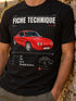 Visuel d’illustration : homme en t-shirt noir style Fiche technique, adossé à un mur de pierre sur une route de campagne