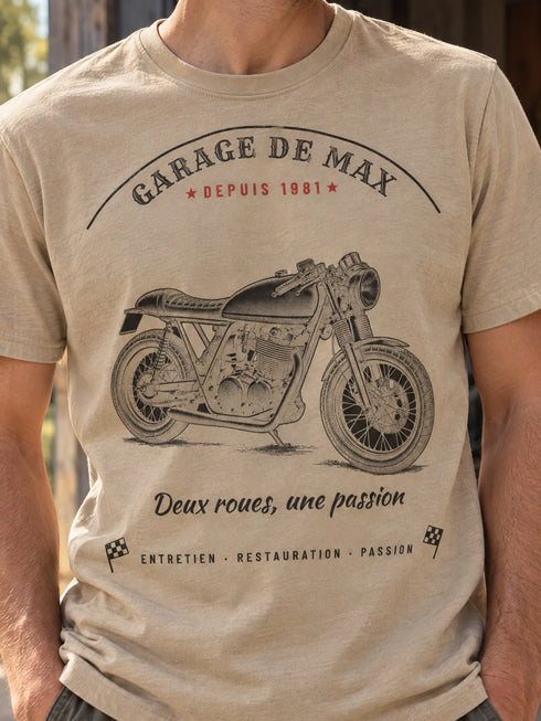 Visuel d’illustration : homme en t-shirt sable avec l’impression Garage vintage d’une moto, devant un atelier