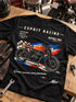 Visuel d’illustration : t-shirt noir Affiche de course d’une moto posé à plat sur un établi, gants et clés
