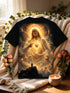 T-shirt noir Sacré-Cœur doré drapé sur une chaise en bois
