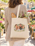 Visuel d’illustration – tote bag porté à l’épaule au marché, vu de dos, avec une baguette et des fleurs, avec un portrait de famille fictive en style Portrait signature, texte « Famille Laurent »
