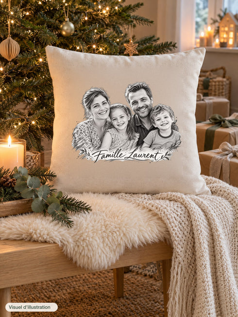 Visuel d’illustration – housse de coussin naturel au pied du sapin, avec un plaid crème et des bougies, avec un portrait de famille au crayon, style Croquis, texte « Famille Laurent »