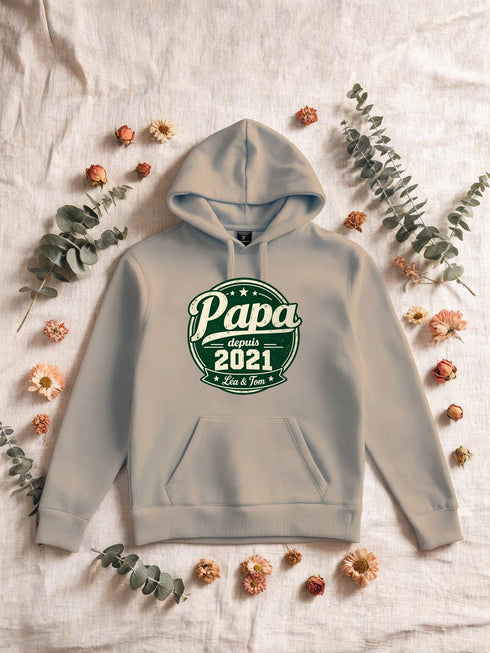 Visuel d’illustration – Sweat homme sable avec le design « Papa depuis… », exemple avec le surnom seul et l’année 2021