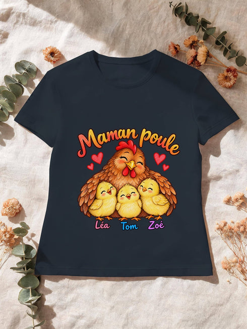 Visuel d’illustration – T-shirt femme navy avec le design « Maman poule », exemple avec les prénoms Léa, Tom et Zoé