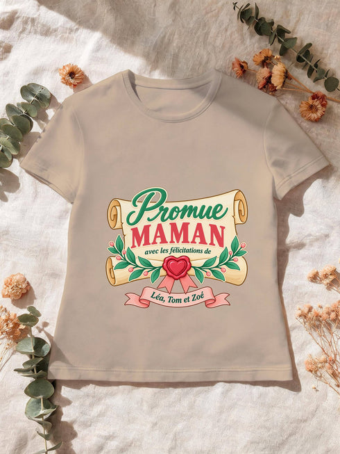 Visuel d’illustration – T-shirt femme sable avec le design « Promue Maman », exemple avec le surnom seul