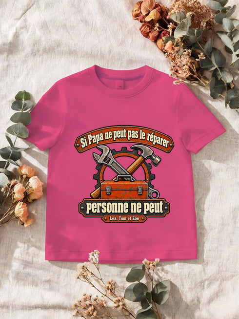 Visuel d’illustration – T-shirt homme fuchsia avec le design « Si Papa ne peut pas le réparer, personne ne peut », exemple avec le surnom seul