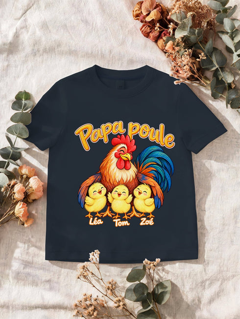 Visuel d’illustration – T-shirt homme navy avec le design « Papa poule », exemple avec les prénoms Léa, Tom et Zoé