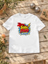 Visuel d’illustration – T-shirt homme blanc avec le design « Super Papa », posé à plat sur une table de jardin, avec les prénoms d’exemple