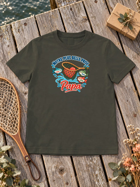 Visuel d’illustration – T-shirt homme khaki avec le design « Notre plus belle prise », posé à plat sur un ponton, avec les prénoms d’exemple Léa, Tom et Zoé