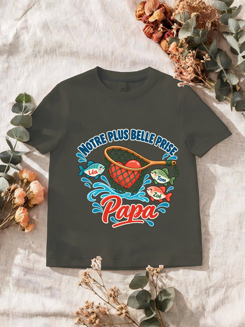 Visuel d’illustration – T-shirt homme khaki avec le design « Notre plus belle prise », exemple avec les prénoms Léa, Tom et Zoé