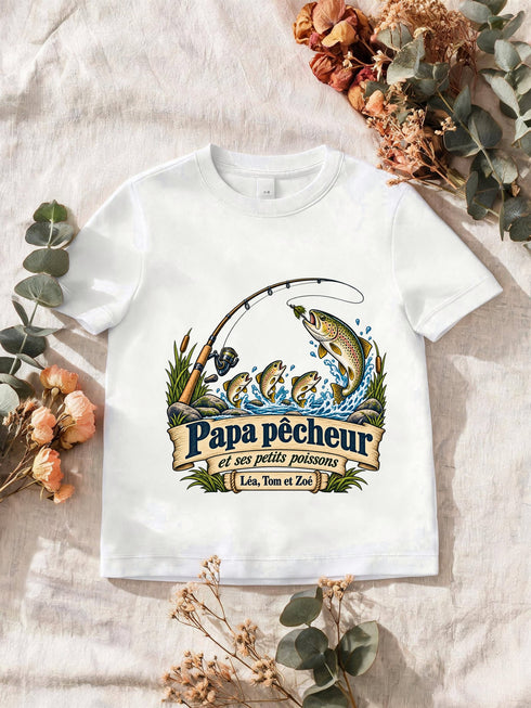 Visuel d’illustration – T-shirt homme blanc avec le design « Papa pêcheur et ses petits poissons », exemple avec le surnom seul