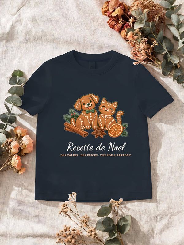 Visuel d’illustration – T-shirt homme navy avec le motif de Noël : deux biscuits de pain d’épices en forme de chien et de chat et le texte « Recette de Noël : des câlins, des épices, des poils partout »